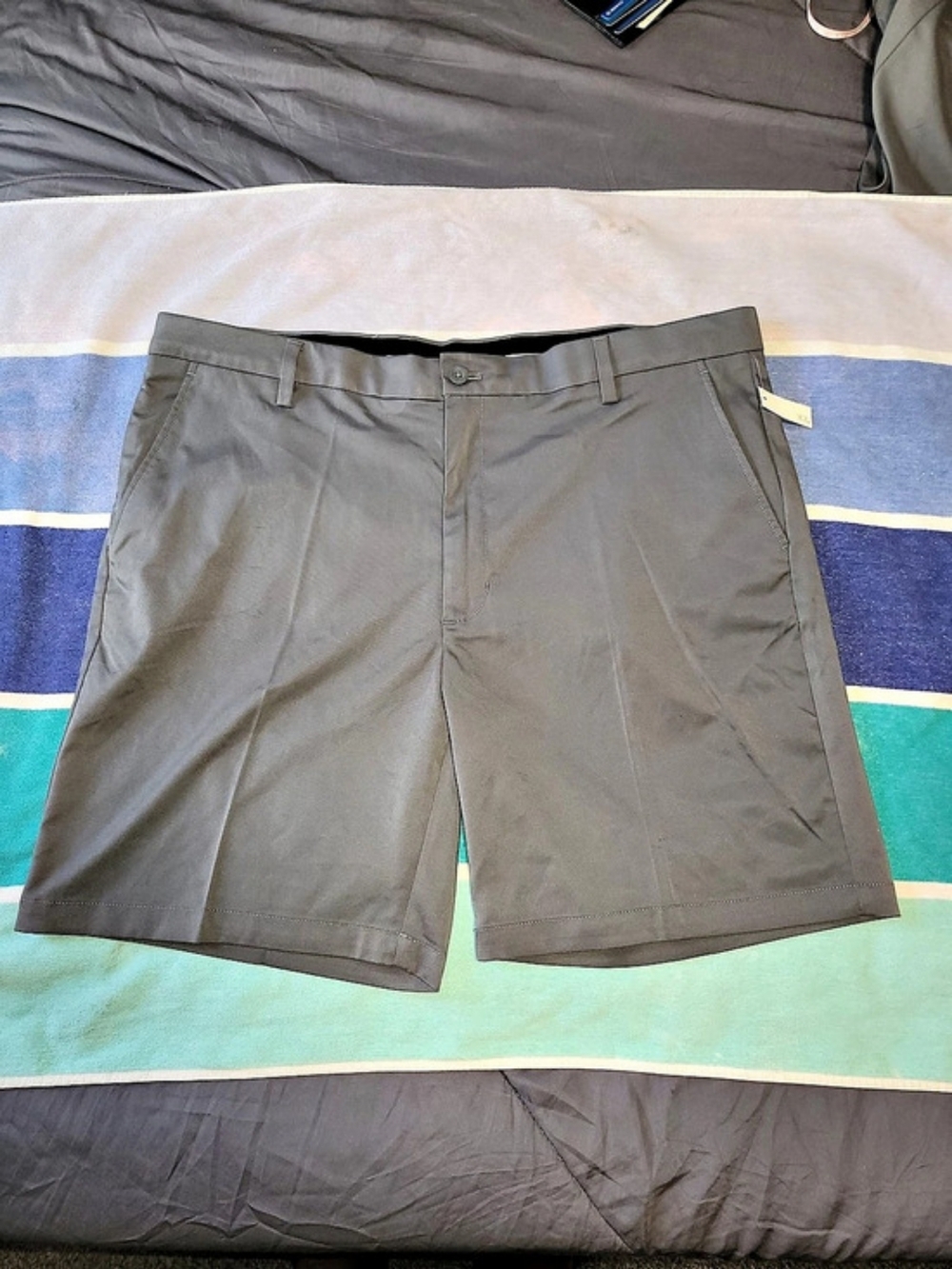 Amazon Essentials Men's Classic-Fit Stretch Golf Short Stretch Golf Shorts Gray